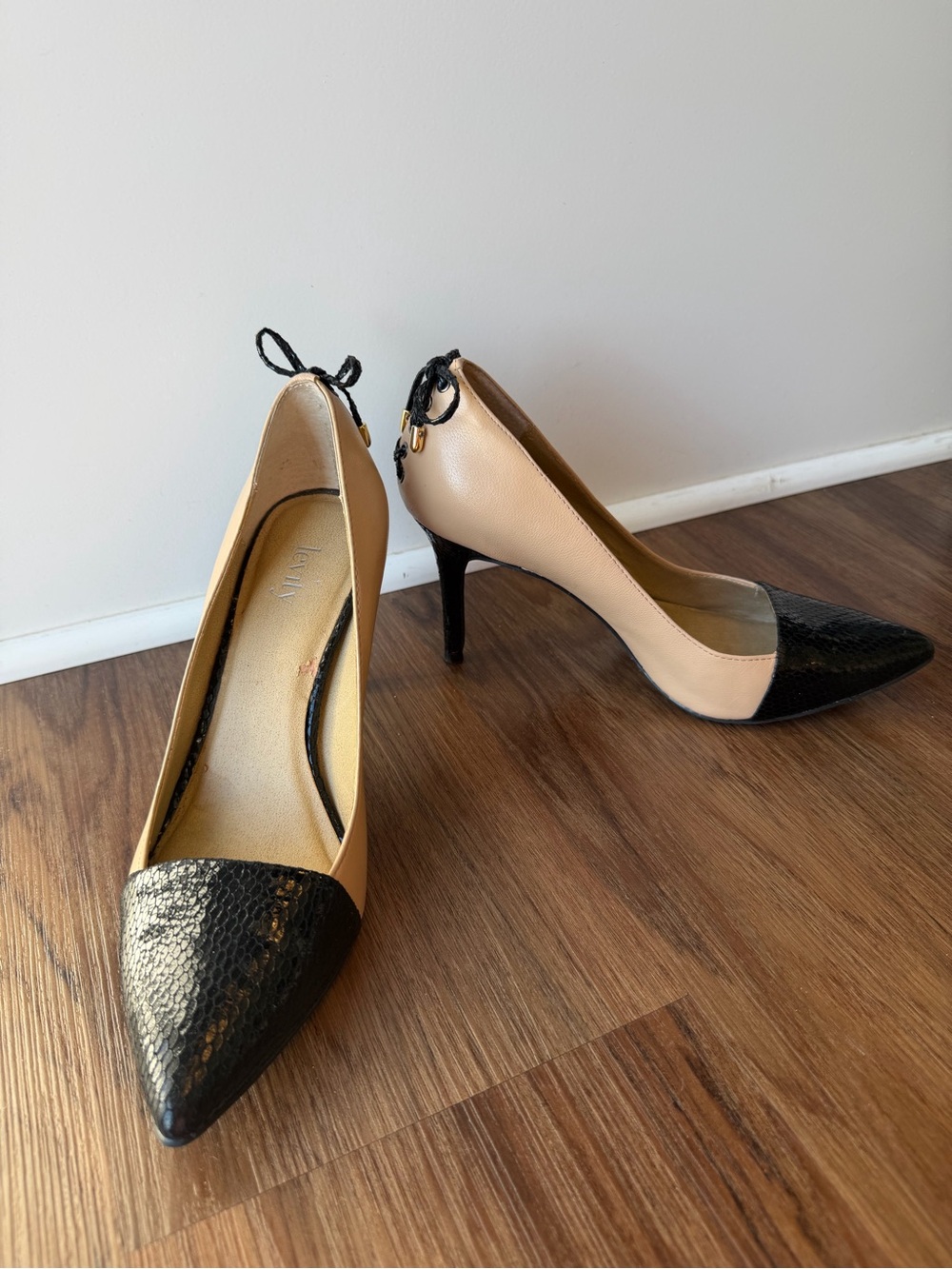 levity Two-Tone Beige and Black Pointed Toe Stiletto Pumps. Size 8